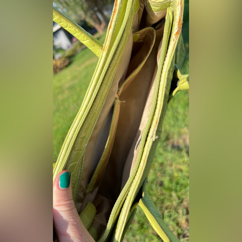 Vintage lime green leather handbag with silver details - Picture 3 of 17